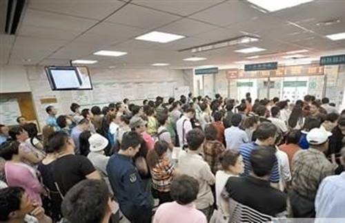 Bệnh nhân xếp hàng mua thuốc