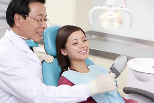 trị bệnh sâu răng có mủ chảy máu chân răng